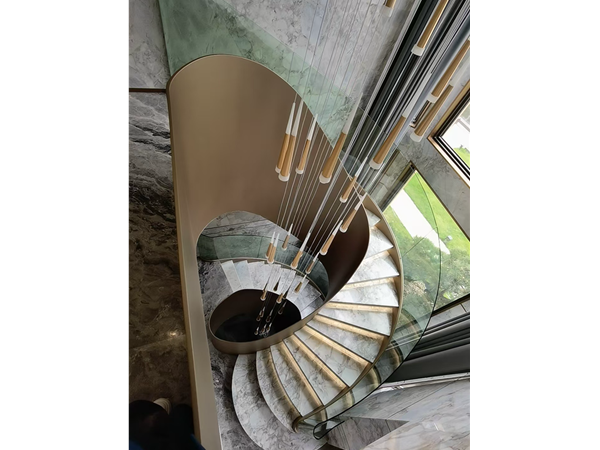 別墅裝修選旋轉(zhuǎn)樓梯還是直梯 弧形旋轉(zhuǎn)樓梯生產(chǎn)廠家.png